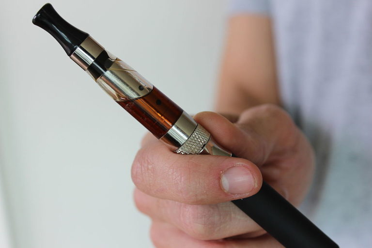 E-cig_vaporizer_(25044446373)